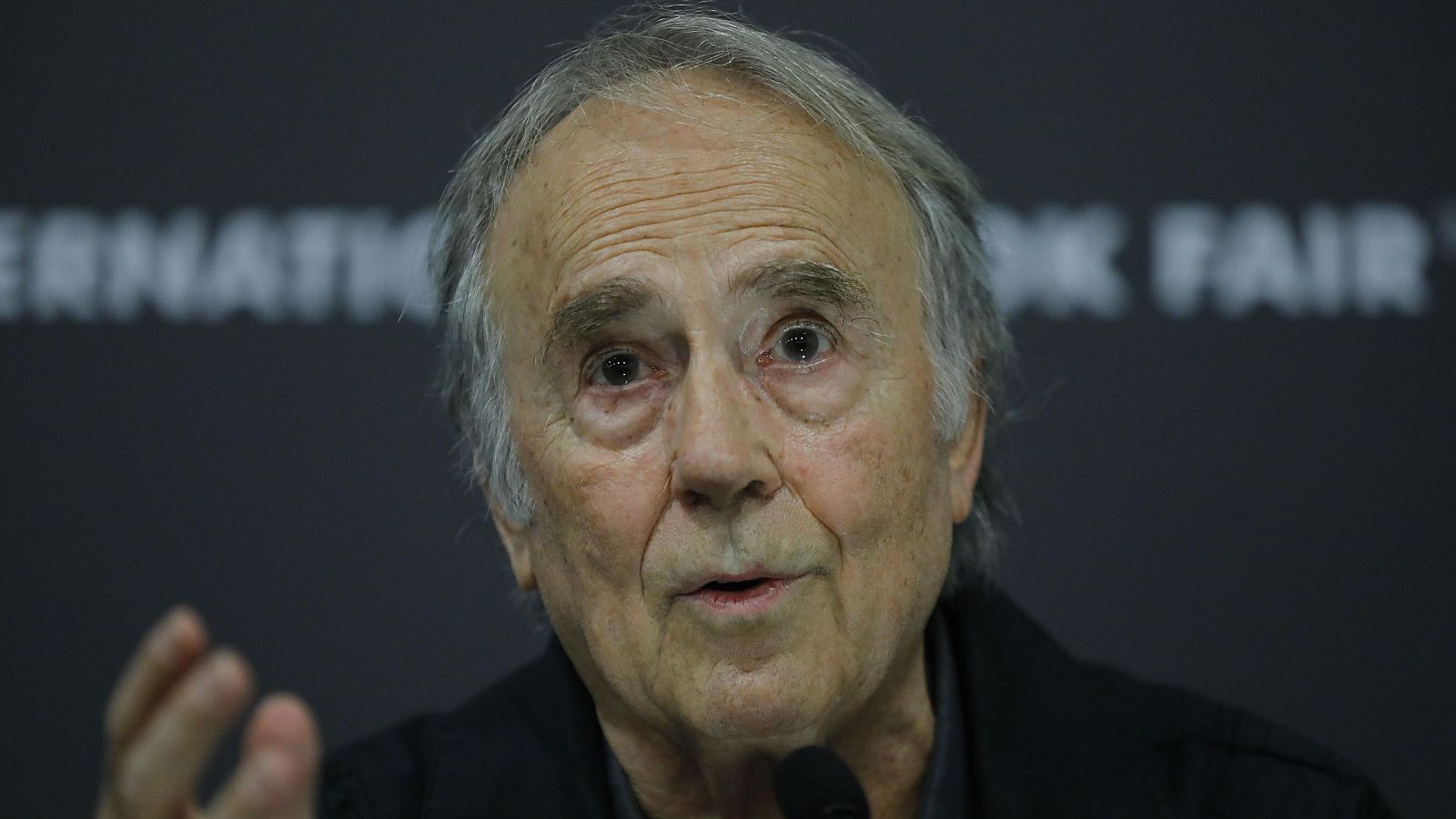 Serrat pide que “El México de los libros le gane al México de las armas” durante su visita a la FIL Guadalajara