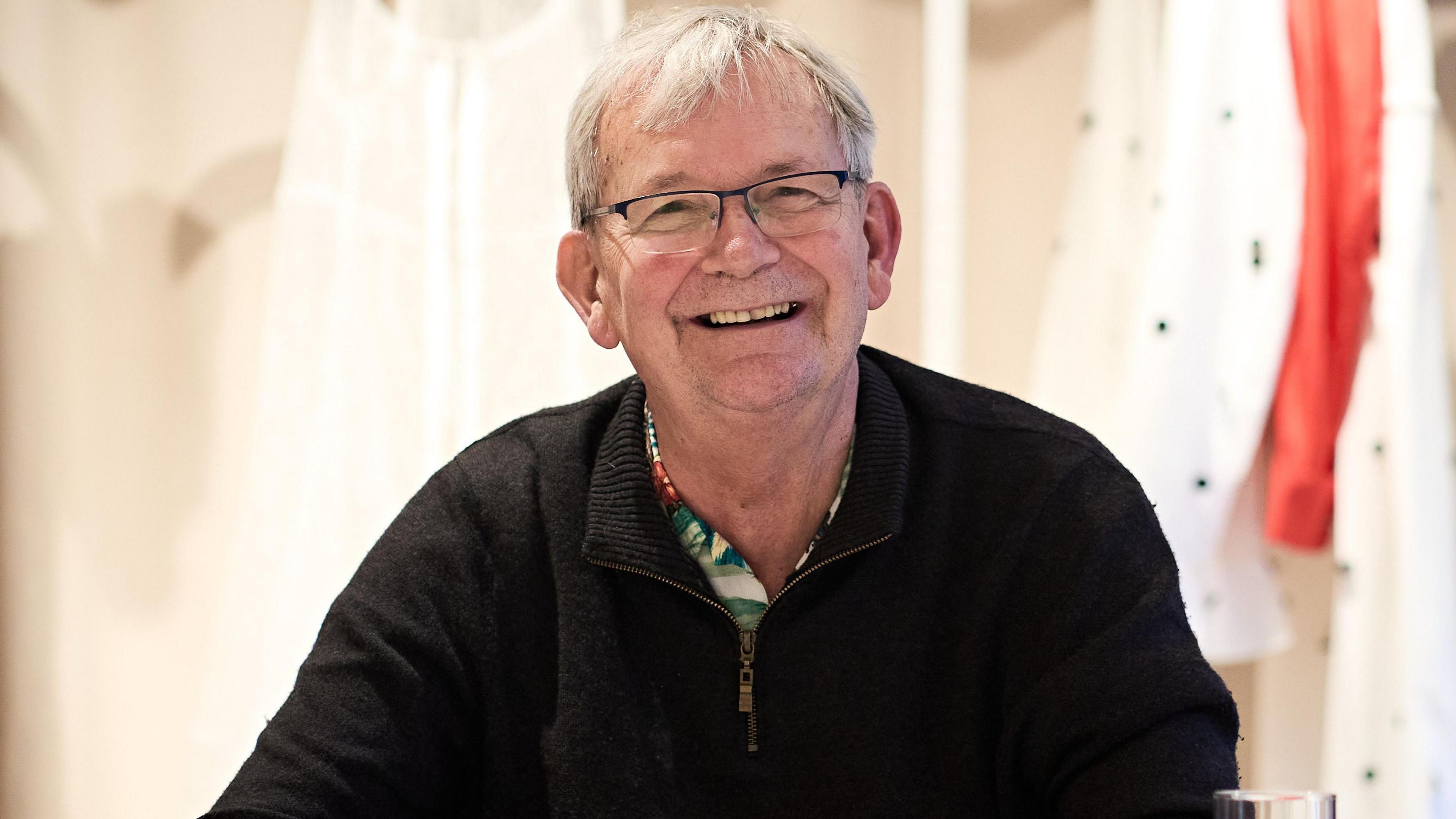 Muere Martin Parr a los 73 años, el fotógrafo que retrató con ironía la cultura popular británica