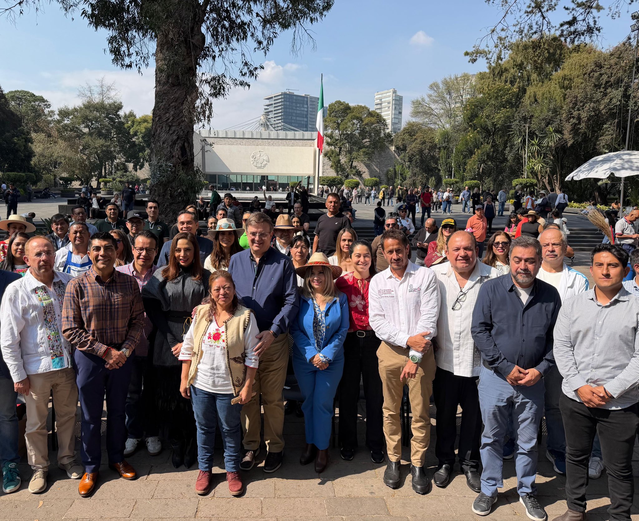 Economía lanzará ferias nacionales para que mexicanos conozcan y consuman lo hecho en México