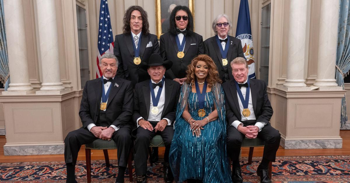 “Noche histórica en el Kennedy Center: Donald J. Trump preside la gala donde homenajean a KISS, Sylvester Stallone y Gloria Gaynor