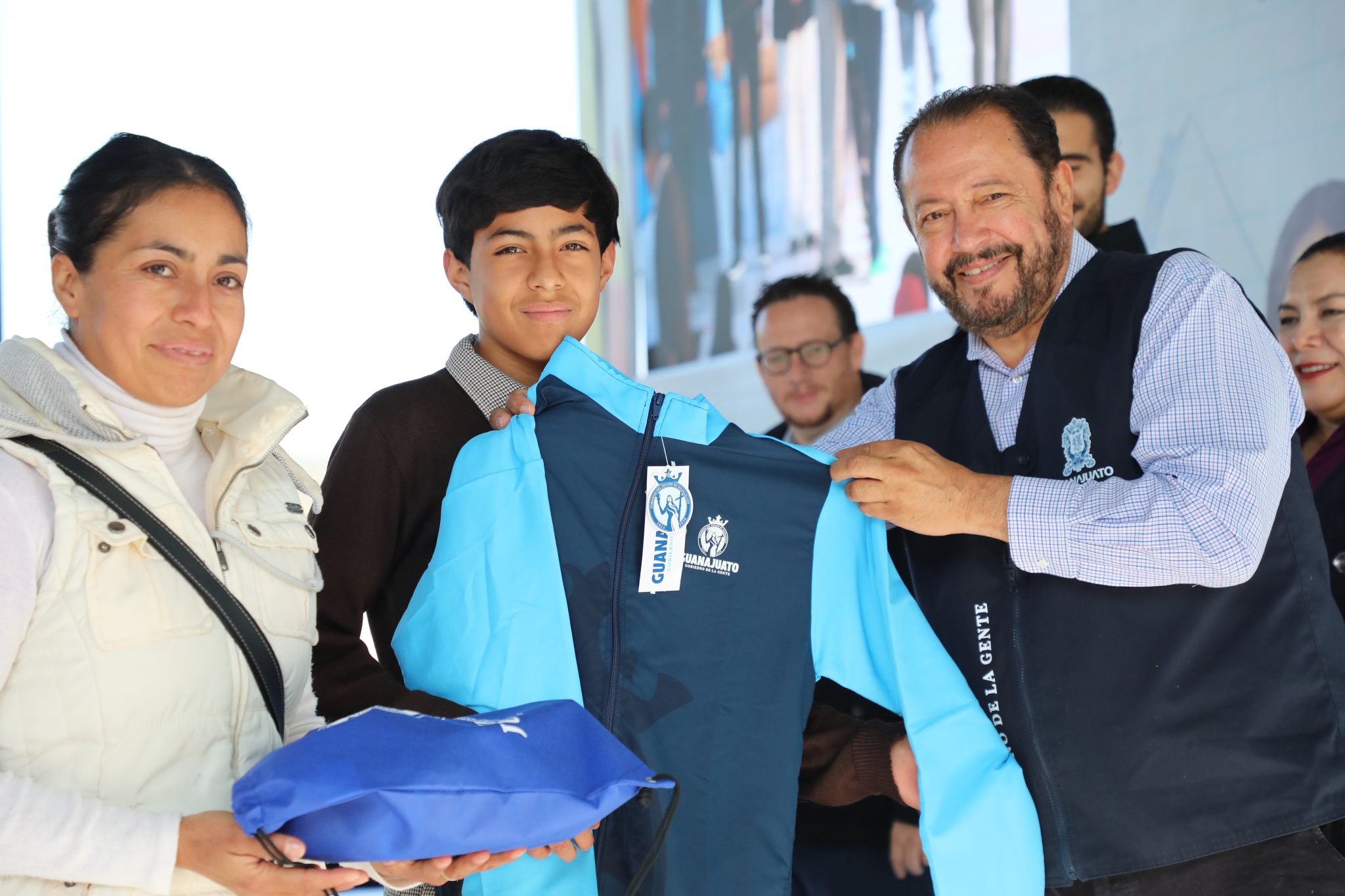 ENTREGAN UNIFORMES ESCOLARES A SECUNDARIAS DE SAN MIGUEL DE ALLENDE