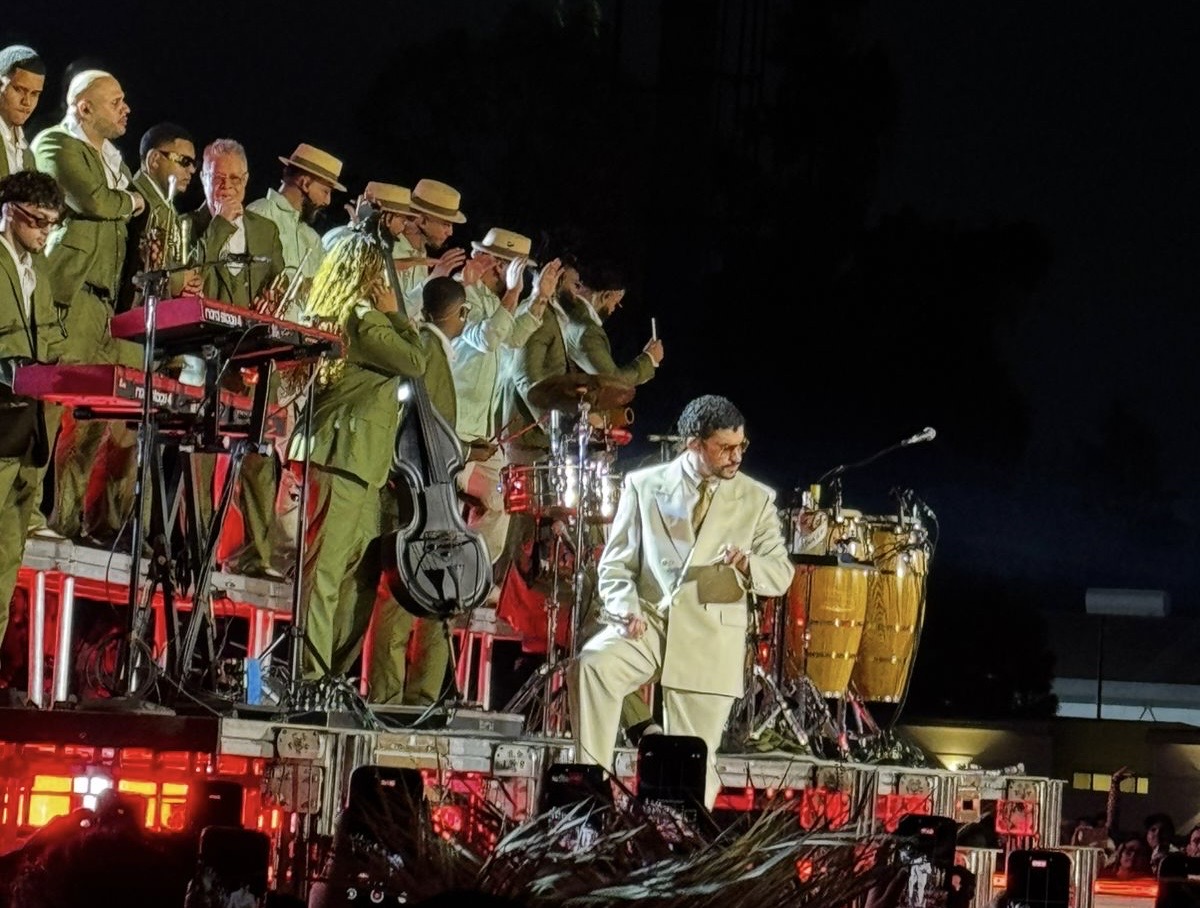 BAD BUNNY ENCIENDE MÉXICO: PRIMER CONCIERTO LLENO DE COLOR, FANS CON OREJAS, SOMBREROS Y VIBRAS TROPICALES