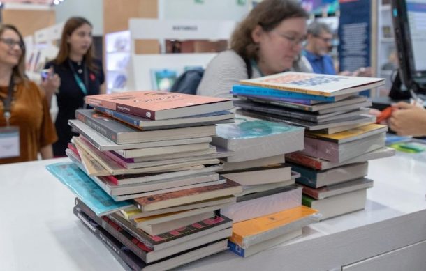 FCE entrega millones de libros