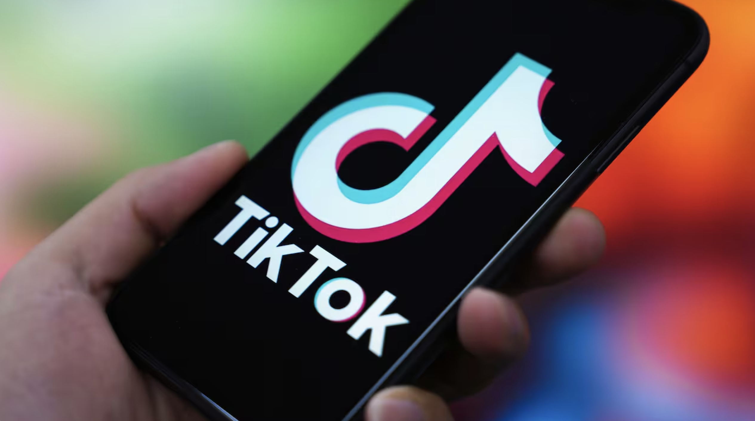 COMISIÓN EUROPEA ACUSA A TIKTOK DE DISEÑO ADICTIVO; LA PLATAFORMA LO NIEGA