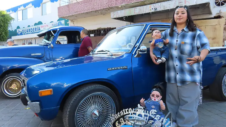 LOWRIDERS TOMAN EL ARCO DE LA CALZADA EN LEÓN Y MUESTRAN SU CULTURA AUTOMOTRIZ