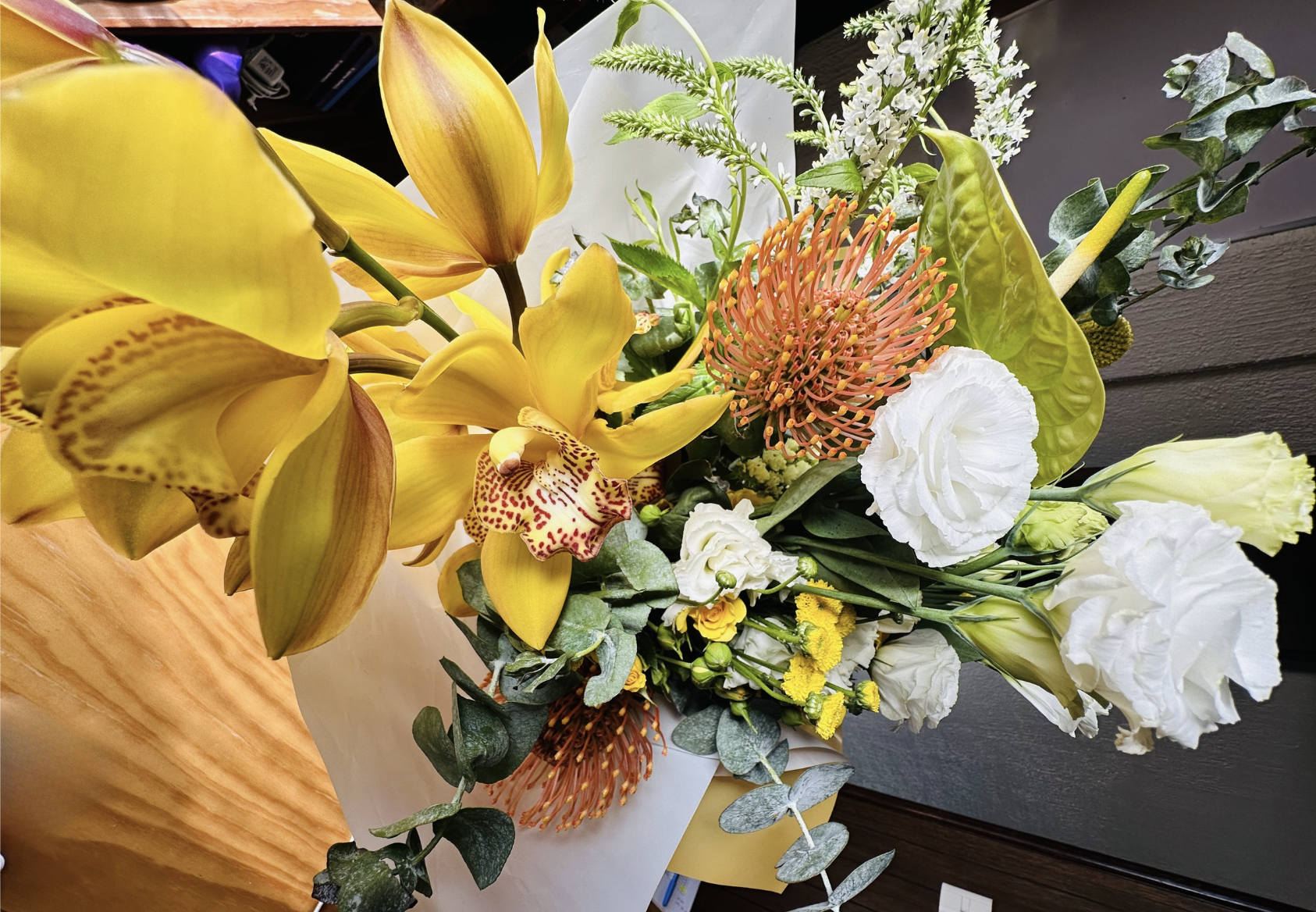 FLORES AMARILLAS: EL GESTO VIRAL QUE CONVIRTIÓ EL 21 DE MARZO EN UN DÍA PARA ENAMORAR