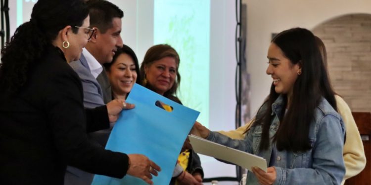 PREMIAN A ESTUDIANTES DE LA UG POR DISEÑO SOSTENIBLE Y CUIDADO AMBIENTAL