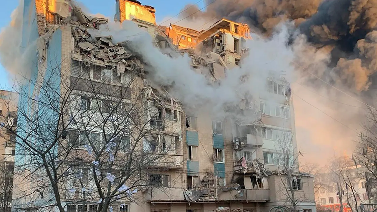 RUSIA PONE A PRUEBA LAS DEFENSAS Y LA ECONOMÍA DE UCRANIA CON BOMBARDEOS DE 24 HORAS