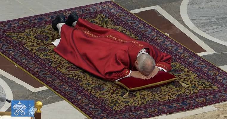 EL PAPA LEÓN XIV CONMEMORA VIERNES SANTO CON GESTO DE HUMILDAD Y REFLEXIÓN