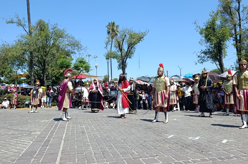 FAMILIAS VIVEN EL VIACRUCIS EN LEÓN COMO TRADICIÓN DE SEMANA SANTA