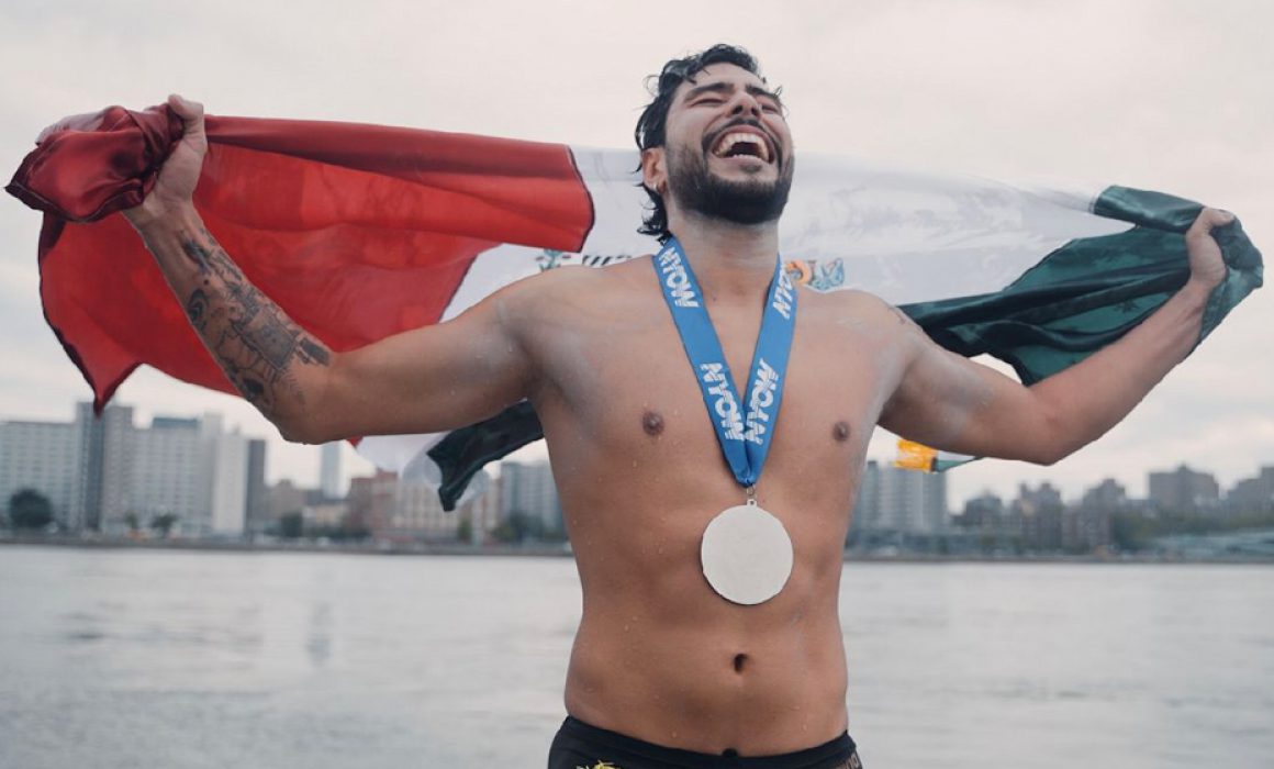 DAVID OLVERA ROMPE RÉCORD NACIONAL AL NADAR 85 KM EN MAR ABIERTO