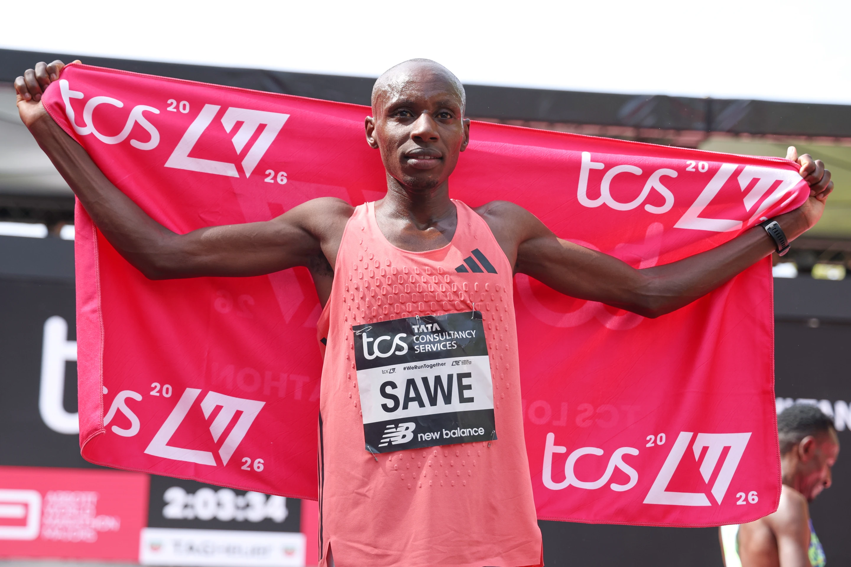 SAWE HACE HISTORIA EN LONDRES: GANA MARATÓN CON TIEMPO CERCANO A LAS 2 HORAS