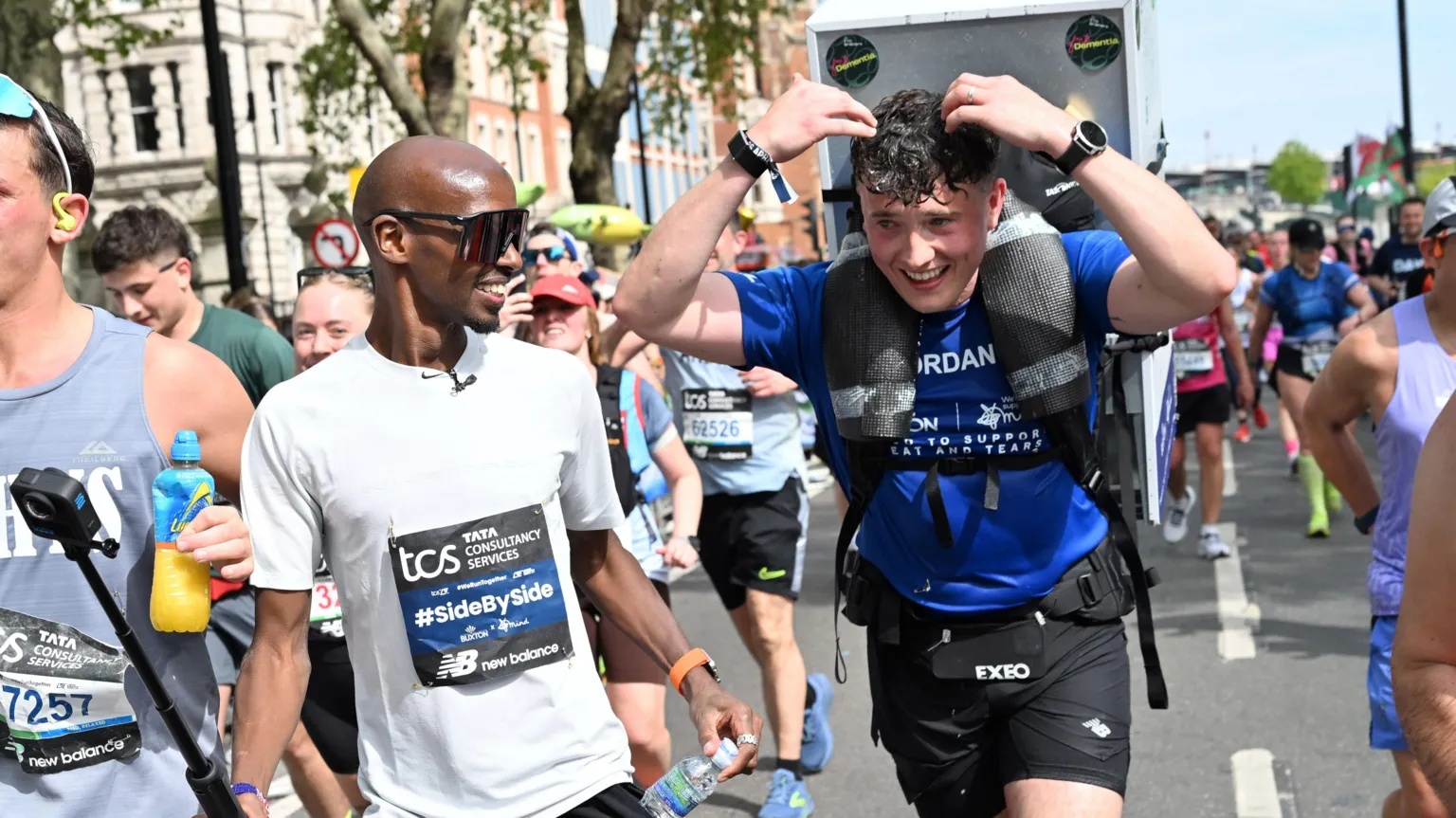 CORRE CON UN REFRIGERADOR EN EL MARATÓN DE LONDRES PARA VISIBILIZAR EL ALZHÉIMER