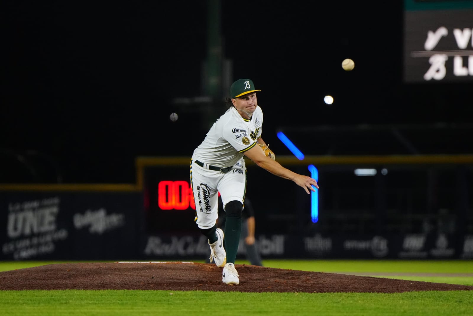 BRAVOS DE LEÓN ARROLLAN 11-3 A EL ÁGUILA Y SUMAN SU CUARTA SERIE CONSECUTIVA