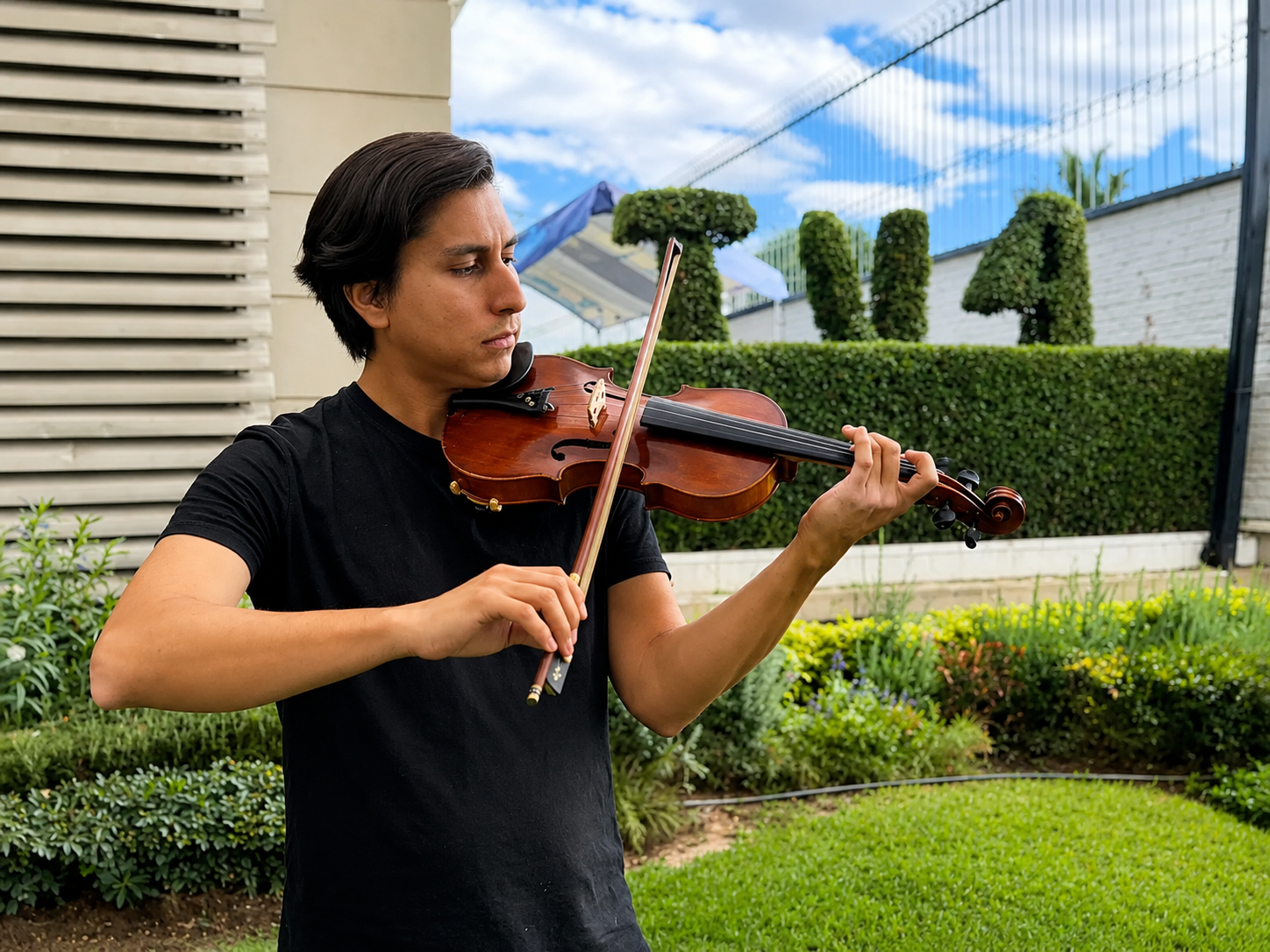 EL VIOLINISTA DEL CENTRO DE LEÓN CONQUISTA AL PÚBLICO CON SU MÚSICA EN LAS CALLES